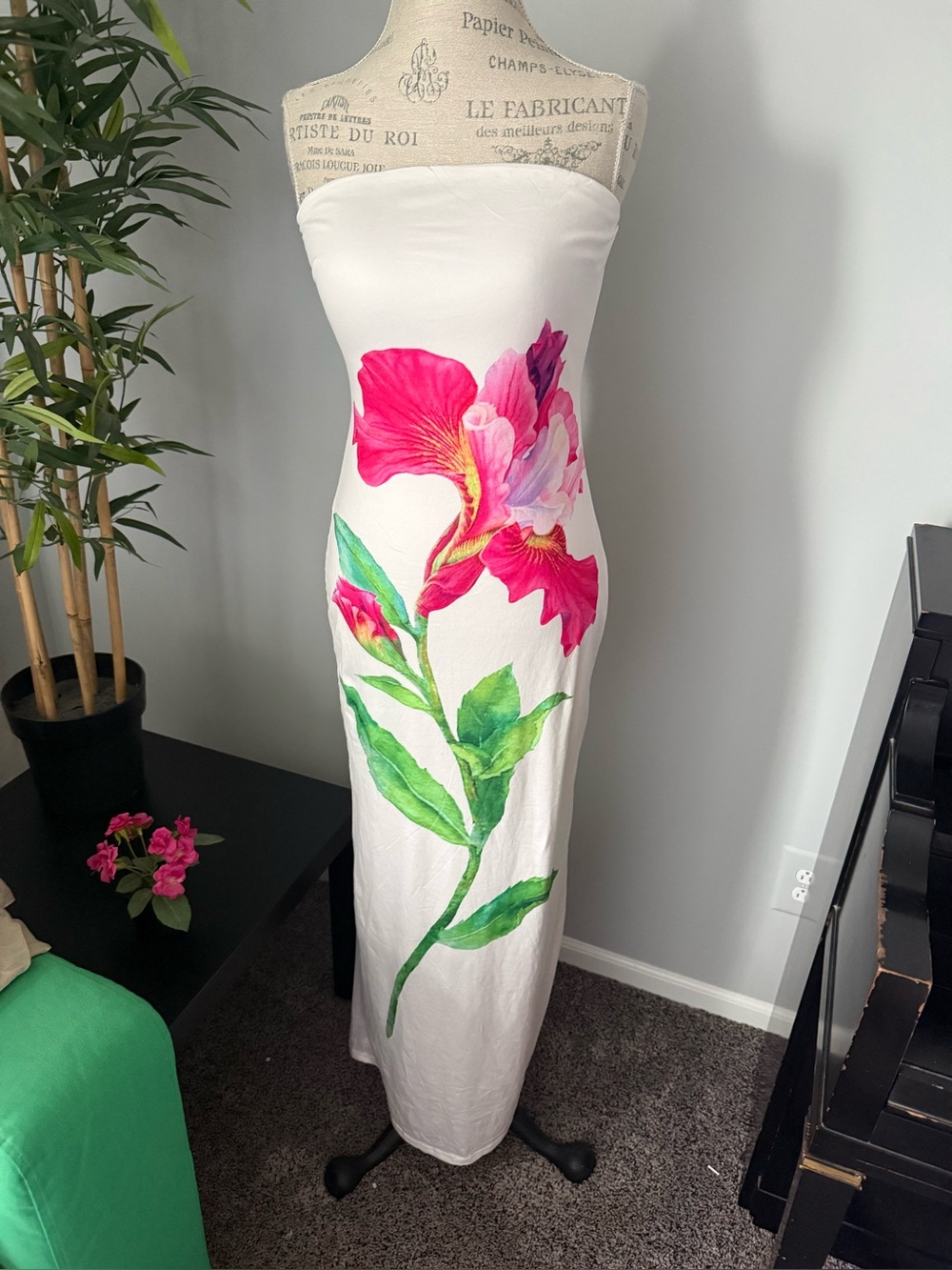 Dress size medium women White Pink Floral Maxi fashion nova
no flaws